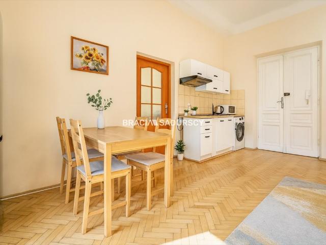 Do sprzedania przestronne 4 pokojowe mieszkanie z balkonem w centrum Krakowa