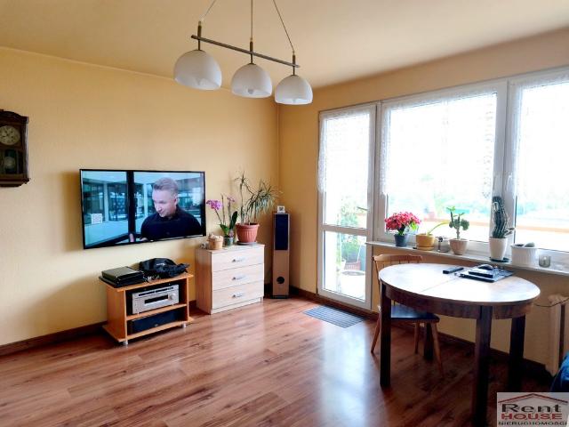 Polecam przestronne 4 pokojowe mieszkanie z balkonem i piwnicami