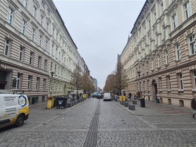 Przestronne 5 pokojowe mieszkanie z dwoma kuchniami i udziałem w gruncie