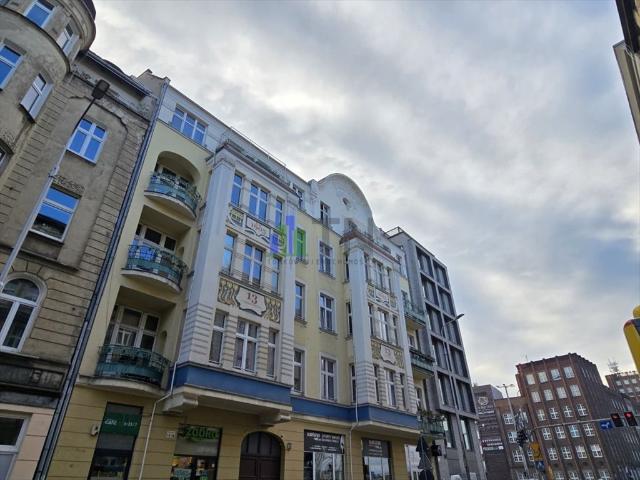 Przestronne 6 pokojowe mieszkanie z pięknym piecem i wysokimi sufitami