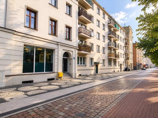 Przestronne 7 pokojowe mieszkanie z 2 kuchniami i 2 łazienkami