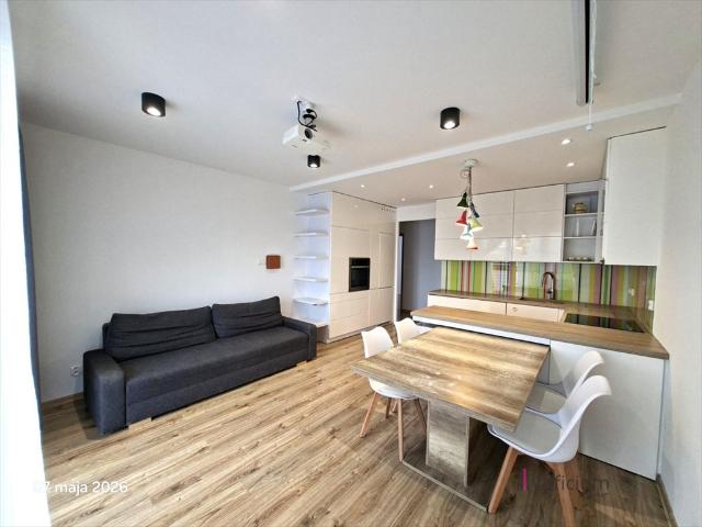 Przestronne 80 m² z balkonem i widokiem na Warszawę