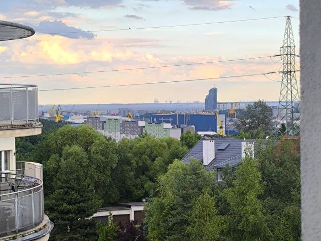 Zapraszam do obejrzenia przestronnego 94 m² mieszkania z 5 pokojami i 2 balkonami