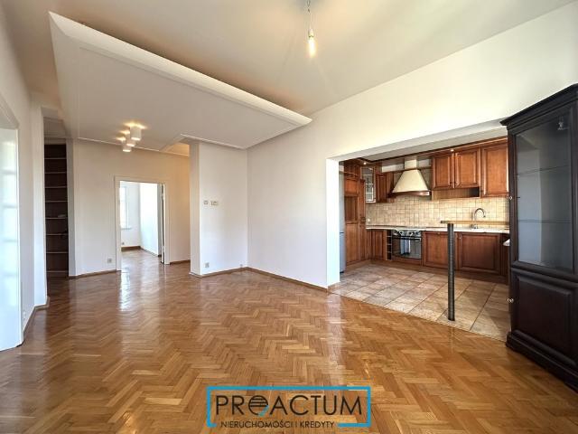 Przestronne 120m2 mieszkanie z balkonem i niskim czynszem