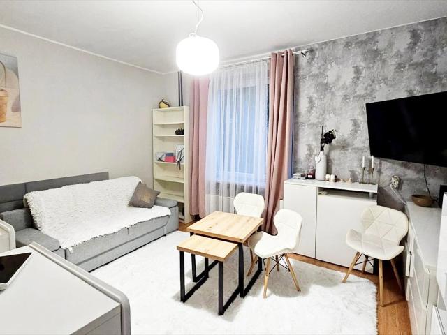 Polecam przestronne 34,6 m² mieszkanie z potencjałem aranżacyjnym w centrum Wrocławia