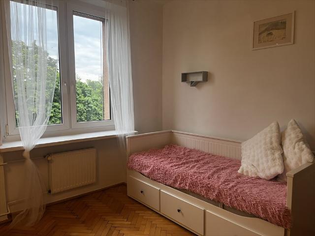 Przestronne 2 pok. z dużą kuchnią, balkonem i zielonym podwórkiem