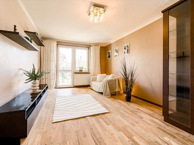 Przestronne 2 pokoje z balkonem i komórką w spokojnej okolicy