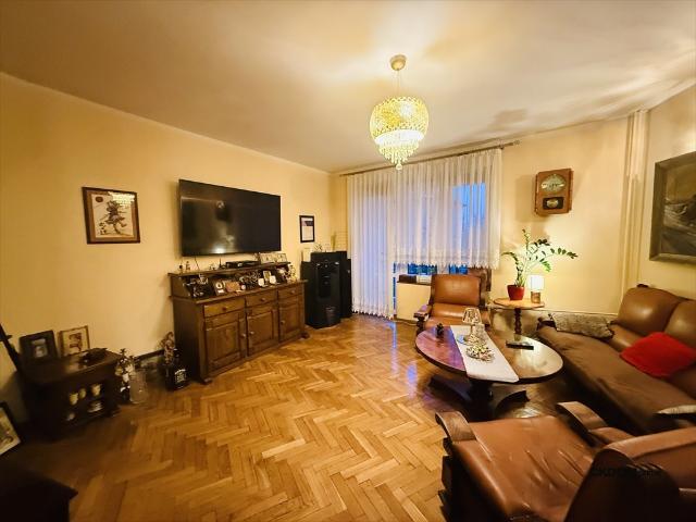 Przestronne 2 pokoje z wysokimi sufitami i balkonem polecam!