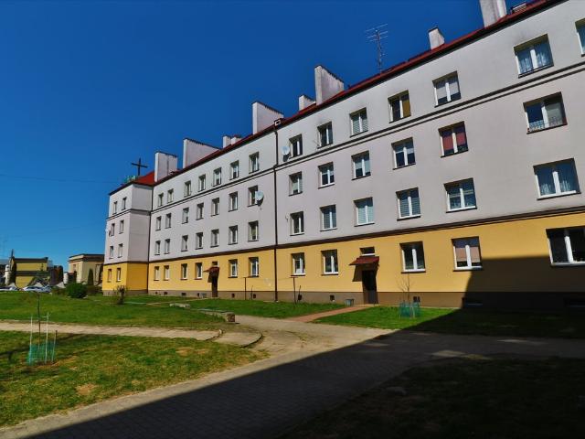 Przestronne 2 pokojowe mieszkanie do remontu z piwnicą