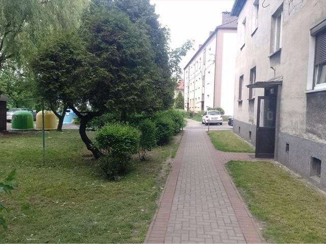 Przestronne 2 pokojowe mieszkanie na parterze z dużym potencjałem