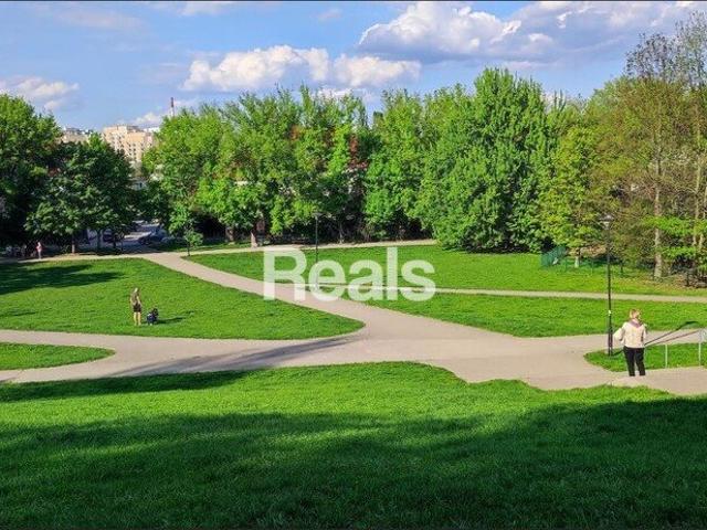 Przestronne 2 pokojowe mieszkanie z widokiem na park, parkingiem