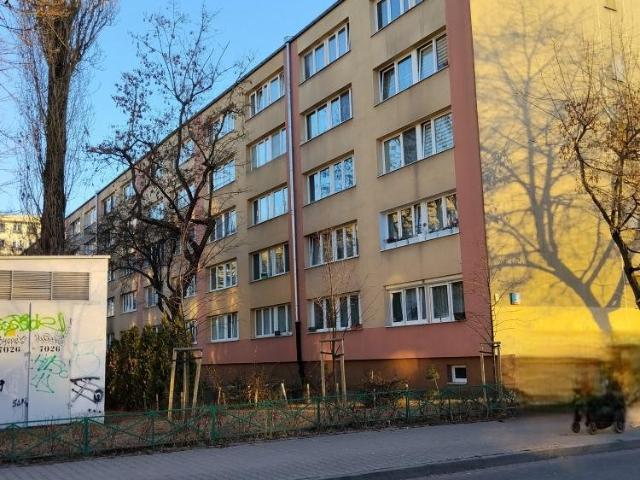 Sprzedam przestronne 3 pokojowe mieszkanie do remontu na Bielanach