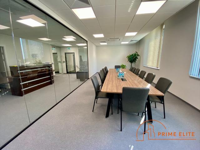 Przestronne biuro 460 m2 w cichym kompleksie z parkingiem