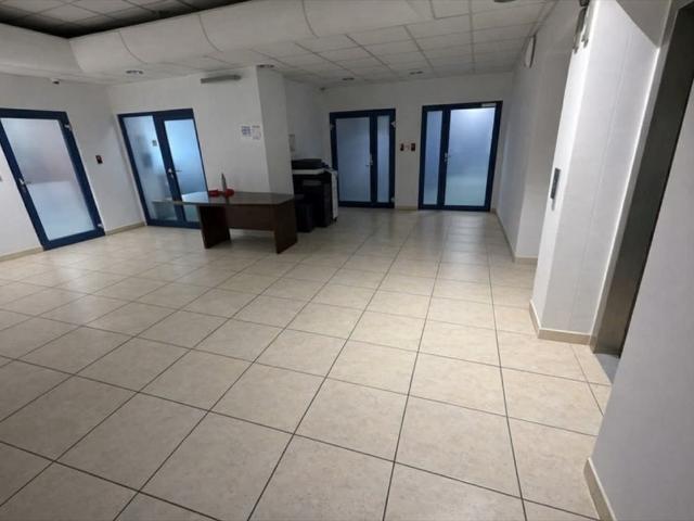 Przestronne biuro 742 m² z klimatyzacją i parkingiem