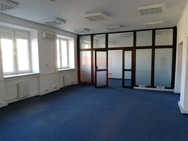 Przestronne biuro 76 m² z dużymi oknami i wysokim sufitem
