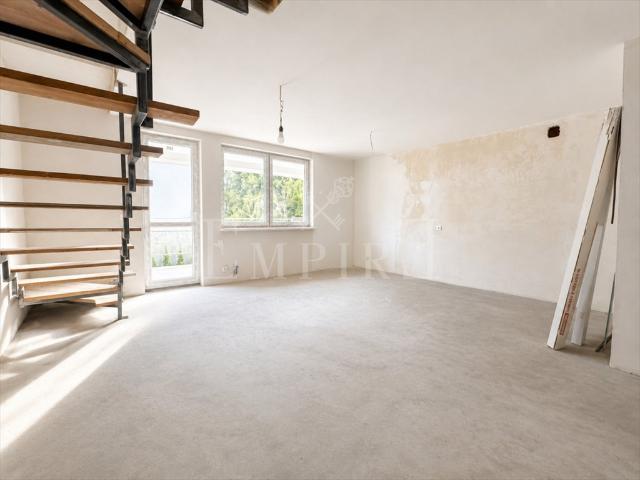 Sprzedam przestronne dwupoziomowe mieszkanie 85 m² z ogrodem i garażem