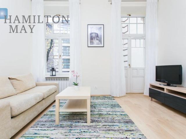 Przestronny 1 sypialniany apartament w odrestaurowanej kamienicy w centrum miasta