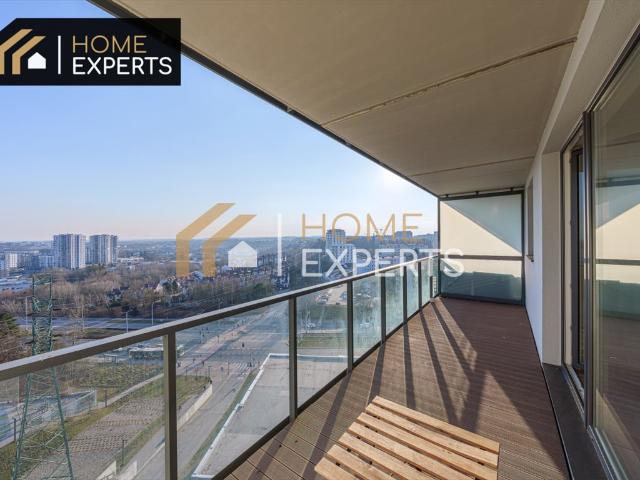 Przestronny apartament z tarasem i panoramicznym widokiem