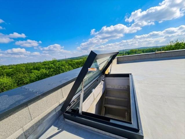 Przestronny apartament z tarasem na dachu i balkonem