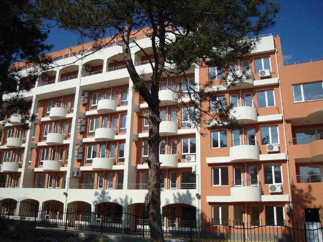 Przestronny apartament 66 m² z basenem i ogrodami