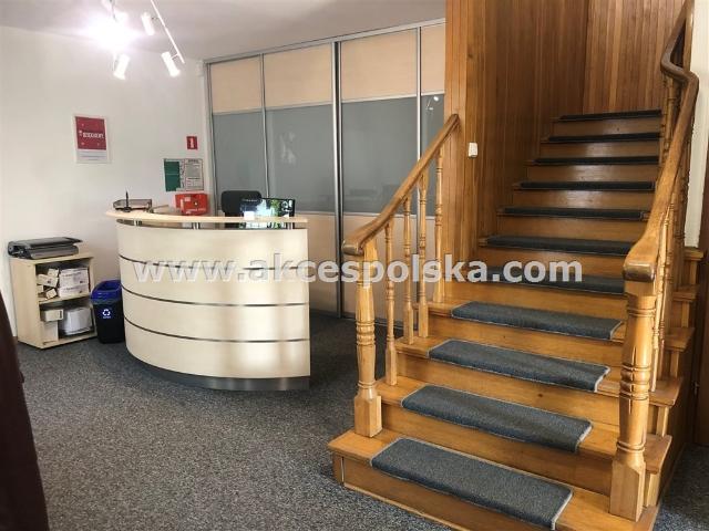 Przestronny biurowiec 260 m² z garażem i tarasem