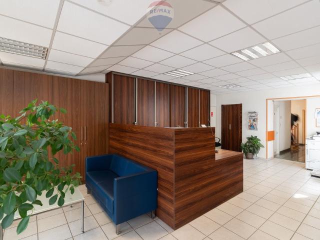 Przestronny biurowiec 413 m2 z parkingiem i potencjałem