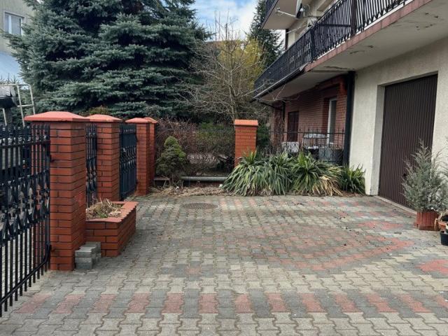Przestronny bliźniak z 3 niezależnymi mieszkaniami