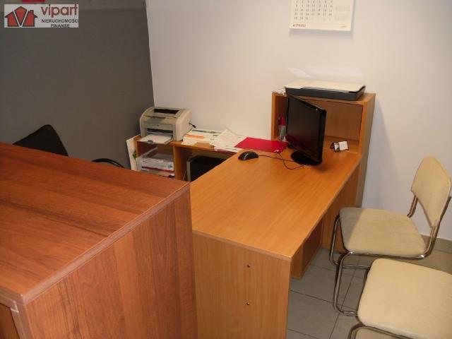 Przestronny budynek biurowy 801 m2 z piwnicami i schronem