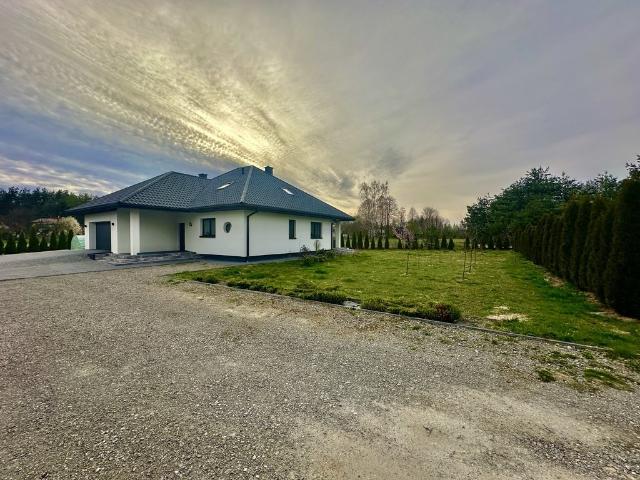 Przestronny dom 198 m² z garażem i dużą działką 17 arów