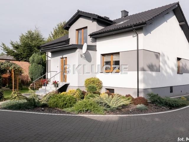 Przestronny dom 190 m2 z garażem i ogrodem w Stasinie