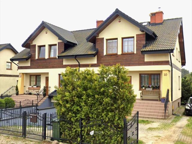 Przestronny dom bliźniak z ogrodem, garaż i kominek