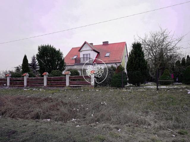 Przestronny dom 200 m2 z własnym stawem i garażami