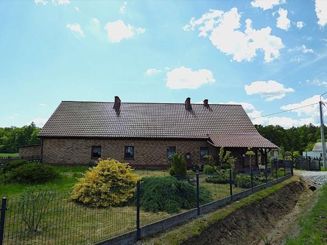 Przestronny dom 215 m² z garażem i ogrodem w Unieszowie