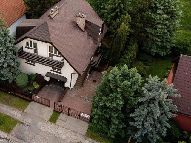 Przestronny dom 227 m2 z garażem i ogrodem w Radomiu