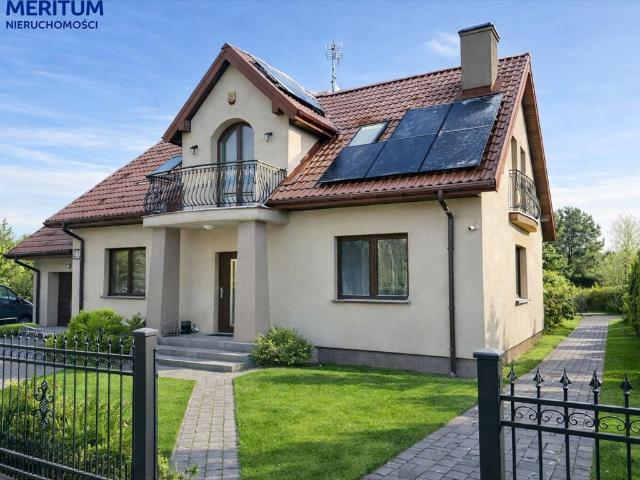 Przestronny dom 220 m2 z ogrodem, garażem i panelami fotowoltaicznymi