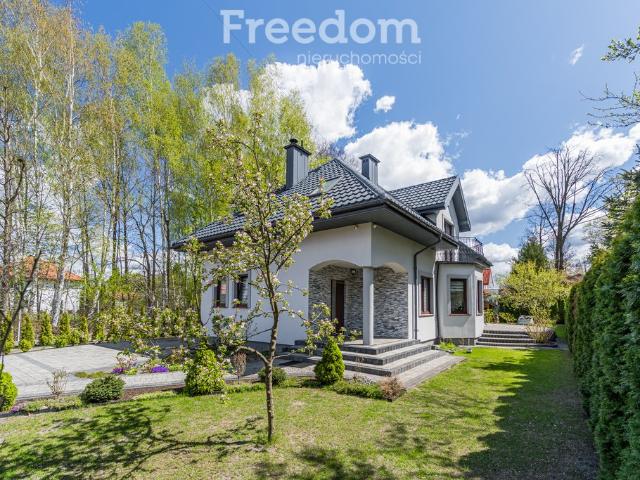Na sprzedaż przestronny dom 220 m² z garażem i ogrodem