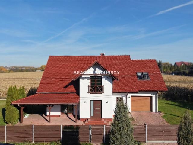 Przestronny dom 237 m2 z garażem, nowoczesne wykończenie