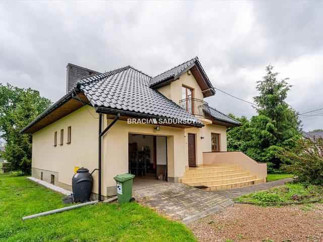Przestronny dom 245 m² z tarasem i garażem w Rącznej