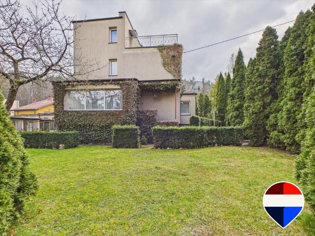 Przestronny dom 240 m² z 8 pokojami, garażem i potencjałem inwestycyjnym