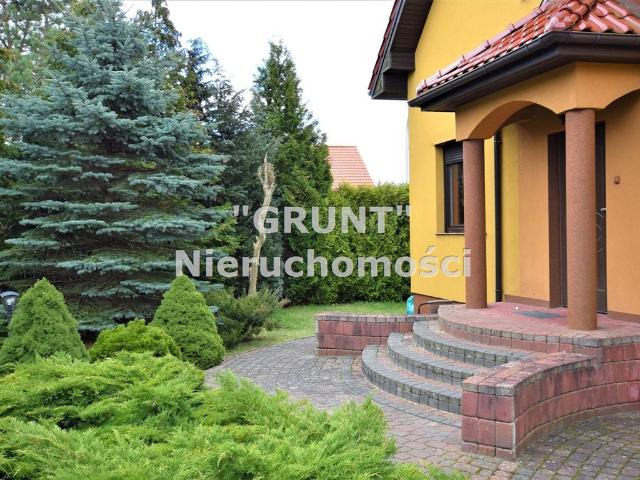 Przestronny dom 241 m2 z funkcjonalnym układem i ogrodem
