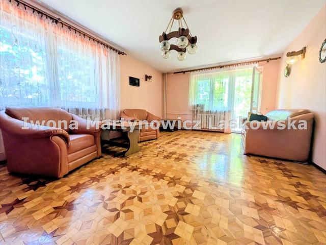 Do sprzedania przestronny dom 250 m² z 3 niezależnymi mieszkaniami