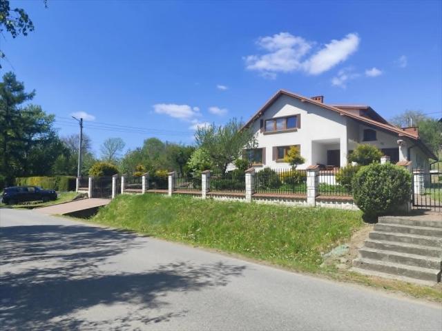 Przestronny dom 250 m² z garażem i ogrodem w Nowym Gliniku