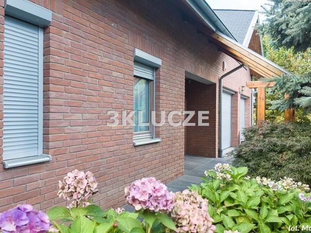 Przestronny dom 263 m2 z garażem i ogrodem zimowym