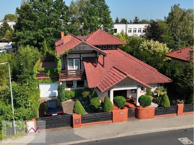 Przestronny dom 270 m² z tarasem, kominkiem i garażem