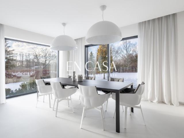 Przestronny dom 383 m² z tarasami i ogrodem w Wilanowie