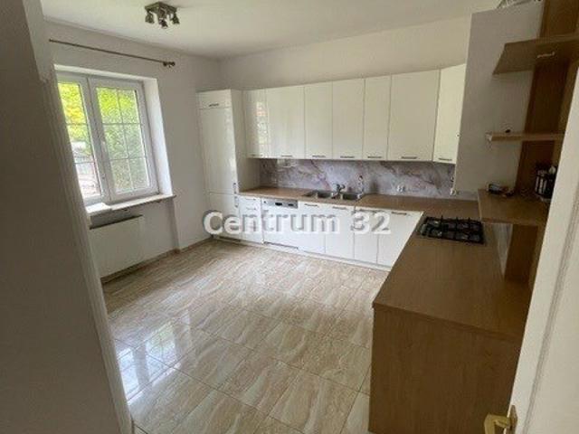Przestronny dom 402 m² z garażem i wysokim piwnicami