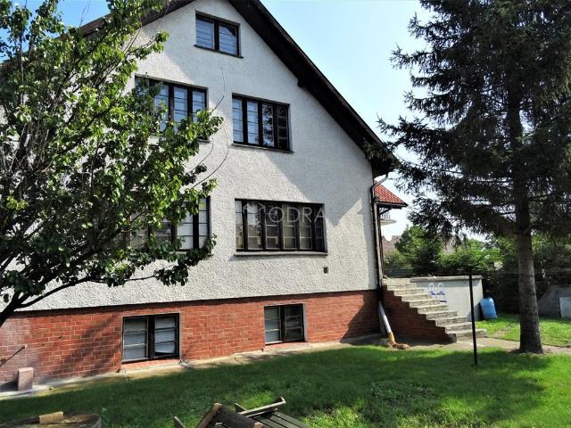 Przestronny dom 570 m2 z ogrodem i garażem w Strzelinie