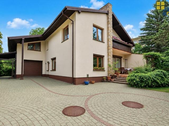 Przestronny dom z dużym salonem i komfortowym wnętrzem