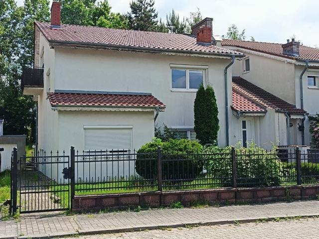 Przestronny dom bliźniak z garażem i ogrodem