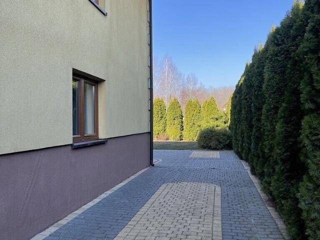 Przestronny dom dwulokalowy z garażami, 10 pokoi, Słupno